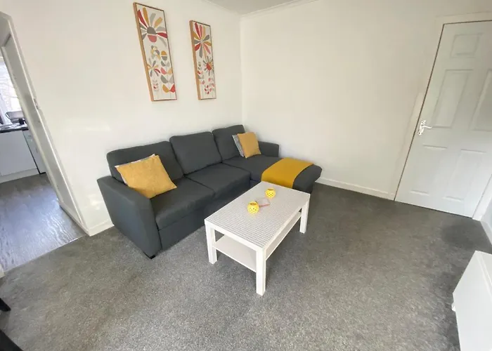 Paisley Central Apartment #4